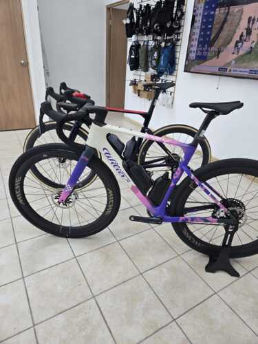                                                                                             • Venta y reparación de bicicletas
• Venta de accesorios
• Equipo de seguridad
• Ropa para ciclistas
• Nutrición: suplementos y vitaminas para atletas
• Fitting: programa digitalizado en 3D
• Financiamiento a 3 meses y medio a través de Sincronic
                                                                                    
