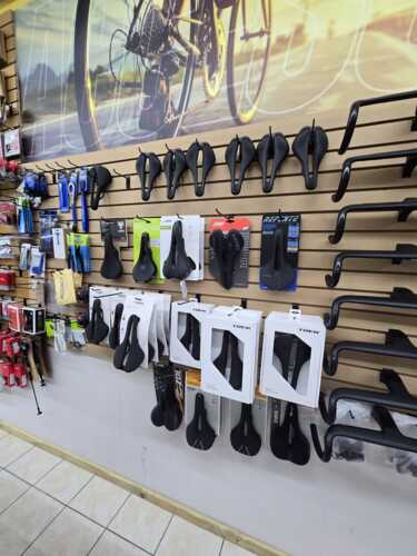                                                                                             • Venta y reparación de bicicletas
• Venta de accesorios
• Equipo de seguridad
• Ropa para ciclistas
• Nutrición: suplementos y vitaminas para atletas
• Fitting: programa digitalizado en 3D
• Financiamiento a 3 meses y medio a través de Sincronic
                                                                                    