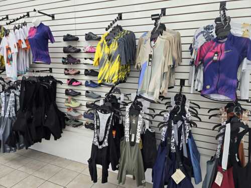                                                                                             • Venta y reparación de bicicletas
• Venta de accesorios
• Equipo de seguridad
• Ropa para ciclistas
• Nutrición: suplementos y vitaminas para atletas
• Fitting: programa digitalizado en 3D
• Financiamiento a 3 meses y medio a través de Sincronic
                                                                                    