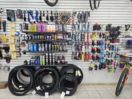                                                                                             • Venta y reparación de bicicletas
• Venta de accesorios
• Equipo de seguridad
• Ropa para ciclistas
• Nutrición: suplementos y vitaminas para atletas
• Fitting: programa digitalizado en 3D
• Financiamiento a 3 meses y medio a través de Sincronic
                                                                                    