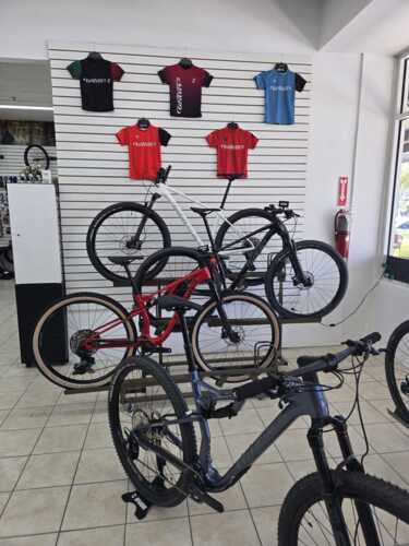                                                                                             • Venta y reparación de bicicletas
• Venta de accesorios
• Equipo de seguridad
• Ropa para ciclistas
• Nutrición: suplementos y vitaminas para atletas
• Fitting: programa digitalizado en 3D
• Financiamiento a 3 meses y medio a través de Sincronic
                                                                                    
