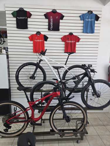                                                                                             • Venta y reparación de bicicletas
• Venta de accesorios
• Equipo de seguridad
• Ropa para ciclistas
• Nutrición: suplementos y vitaminas para atletas
• Fitting: programa digitalizado en 3D
• Financiamiento a 3 meses y medio a través de Sincronic
                                                                                    