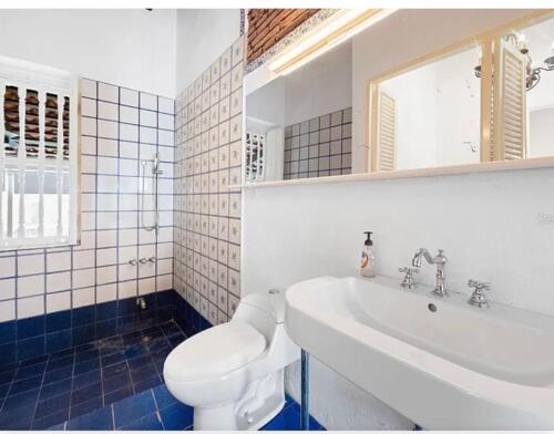                                                                                             • Compra y venta de propiedades
• Alquiler de propiedades
• Búsqueda personalizada de propiedades
• Asesoría y acompañamiento inmobiliario
• Propiedades residenciales y comerciales
                                                                                    
