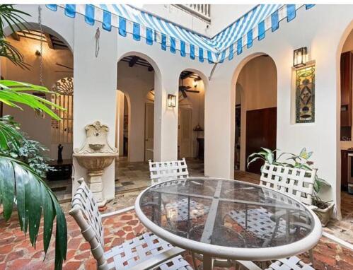                                                                                             • Compra y venta de propiedades
• Alquiler de propiedades
• Búsqueda personalizada de propiedades
• Asesoría y acompañamiento inmobiliario
• Propiedades residenciales y comerciales
                                                                                    