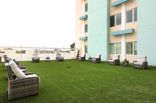 • Vivienda Independiente para Adultos Mayores
Residencia privada para adultos mayores que desean mantener su independencia mientras disfrutan de alojamiento, alimentación y actividades.
• Vivienda Asistida para Adultos Mayores
Alternativa residencial para personas que necesitan asistencia adicional en sus actividades cotidianas. El nivel de asistencia se determina mediante una evaluación previa.
• Memory Care
Atención para adultos mayores con Alzheimer y otras necesidades relacionadas con la memoria.
• Evaluación de Ingreso
Evaluación física con enfermería y revisión del historial médico para determinar las necesidades y el nivel de asistencia del residente.
• Habitaciones Equipadas
Habitaciones con cama, mesa de noche, aire acondicionado, televisor y baño. Disponibilidad de camas de posiciones para residentes que las requieran.
• Alimentación
Tres comidas diarias y meriendas incluidas para los residentes.
• Lavandería y Ropa de Cama
Servicio de lavandería y ropa de cama como parte de los servicios de la residencia.
• Actividades y Recreación
Zumba, piscina, gazebo, actividades creativas, pintura en canvas, actividades grupales y salidas recreativas fuera de las facilidades.