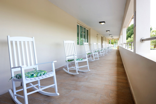 • Vivienda Independiente para Adultos Mayores
Residencia privada para adultos mayores que desean mantener su independencia mientras disfrutan de alojamiento, alimentación y actividades.
• Vivienda Asistida para Adultos Mayores
Alternativa residencial para personas que necesitan asistencia adicional en sus actividades cotidianas. El nivel de asistencia se determina mediante una evaluación previa.
• Memory Care
Atención para adultos mayores con Alzheimer y otras necesidades relacionadas con la memoria.
• Evaluación de Ingreso
Evaluación física con enfermería y revisión del historial médico para determinar las necesidades y el nivel de asistencia del residente.
• Habitaciones Equipadas
Habitaciones con cama, mesa de noche, aire acondicionado, televisor y baño. Disponibilidad de camas de posiciones para residentes que las requieran.
• Alimentación
Tres comidas diarias y meriendas incluidas para los residentes.
• Lavandería y Ropa de Cama
Servicio de lavandería y ropa de cama como parte de los servicios de la residencia.
• Actividades y Recreación
Zumba, piscina, gazebo, actividades creativas, pintura en canvas, actividades grupales y salidas recreativas fuera de las facilidades.