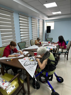 • Vivienda Independiente para Adultos Mayores
Residencia privada para adultos mayores que desean mantener su independencia mientras disfrutan de alojamiento, alimentación y actividades.
• Vivienda Asistida para Adultos Mayores
Alternativa residencial para personas que necesitan asistencia adicional en sus actividades cotidianas. El nivel de asistencia se determina mediante una evaluación previa.
• Memory Care
Atención para adultos mayores con Alzheimer y otras necesidades relacionadas con la memoria.
• Evaluación de Ingreso
Evaluación física con enfermería y revisión del historial médico para determinar las necesidades y el nivel de asistencia del residente.
• Habitaciones Equipadas
Habitaciones con cama, mesa de noche, aire acondicionado, televisor y baño. Disponibilidad de camas de posiciones para residentes que las requieran.
• Alimentación
Tres comidas diarias y meriendas incluidas para los residentes.
• Lavandería y Ropa de Cama
Servicio de lavandería y ropa de cama como parte de los servicios de la residencia.
• Actividades y Recreación
Zumba, piscina, gazebo, actividades creativas, pintura en canvas, actividades grupales y salidas recreativas fuera de las facilidades.