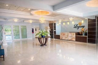 • Vivienda Independiente para Adultos Mayores
Residencia privada para adultos mayores que desean mantener su independencia mientras disfrutan de alojamiento, alimentación y actividades.
• Vivienda Asistida para Adultos Mayores
Alternativa residencial para personas que necesitan asistencia adicional en sus actividades cotidianas. El nivel de asistencia se determina mediante una evaluación previa.
• Memory Care
Atención para adultos mayores con Alzheimer y otras necesidades relacionadas con la memoria.
• Evaluación de Ingreso
Evaluación física con enfermería y revisión del historial médico para determinar las necesidades y el nivel de asistencia del residente.
• Habitaciones Equipadas
Habitaciones con cama, mesa de noche, aire acondicionado, televisor y baño. Disponibilidad de camas de posiciones para residentes que las requieran.
• Alimentación
Tres comidas diarias y meriendas incluidas para los residentes.
• Lavandería y Ropa de Cama
Servicio de lavandería y ropa de cama como parte de los servicios de la residencia.
• Actividades y Recreación
Zumba, piscina, gazebo, actividades creativas, pintura en canvas, actividades grupales y salidas recreativas fuera de las facilidades.