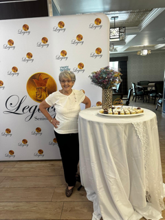 • Vivienda Independiente para Adultos Mayores
Residencia privada para adultos mayores que desean mantener su independencia mientras disfrutan de alojamiento, alimentación y actividades.
• Vivienda Asistida para Adultos Mayores
Alternativa residencial para personas que necesitan asistencia adicional en sus actividades cotidianas. El nivel de asistencia se determina mediante una evaluación previa.
• Memory Care
Atención para adultos mayores con Alzheimer y otras necesidades relacionadas con la memoria.
• Evaluación de Ingreso
Evaluación física con enfermería y revisión del historial médico para determinar las necesidades y el nivel de asistencia del residente.
• Habitaciones Equipadas
Habitaciones con cama, mesa de noche, aire acondicionado, televisor y baño. Disponibilidad de camas de posiciones para residentes que las requieran.
• Alimentación
Tres comidas diarias y meriendas incluidas para los residentes.
• Lavandería y Ropa de Cama
Servicio de lavandería y ropa de cama como parte de los servicios de la residencia.
• Actividades y Recreación
Zumba, piscina, gazebo, actividades creativas, pintura en canvas, actividades grupales y salidas recreativas fuera de las facilidades.