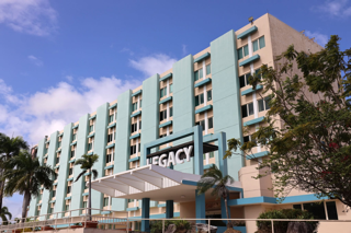 • Vivienda Independiente para Adultos Mayores
Residencia privada para adultos mayores que desean mantener su independencia mientras disfrutan de alojamiento, alimentación y actividades.
• Vivienda Asistida para Adultos Mayores
Alternativa residencial para personas que necesitan asistencia adicional en sus actividades cotidianas. El nivel de asistencia se determina mediante una evaluación previa.
• Memory Care
Atención para adultos mayores con Alzheimer y otras necesidades relacionadas con la memoria.
• Evaluación de Ingreso
Evaluación física con enfermería y revisión del historial médico para determinar las necesidades y el nivel de asistencia del residente.
• Habitaciones Equipadas
Habitaciones con cama, mesa de noche, aire acondicionado, televisor y baño. Disponibilidad de camas de posiciones para residentes que las requieran.
• Alimentación
Tres comidas diarias y meriendas incluidas para los residentes.
• Lavandería y Ropa de Cama
Servicio de lavandería y ropa de cama como parte de los servicios de la residencia.
• Actividades y Recreación
Zumba, piscina, gazebo, actividades creativas, pintura en canvas, actividades grupales y salidas recreativas fuera de las facilidades.