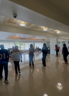 • Vivienda Independiente para Adultos Mayores
Residencia privada para adultos mayores que desean mantener su independencia mientras disfrutan de alojamiento, alimentación y actividades.
• Vivienda Asistida para Adultos Mayores
Alternativa residencial para personas que necesitan asistencia adicional en sus actividades cotidianas. El nivel de asistencia se determina mediante una evaluación previa.
• Memory Care
Atención para adultos mayores con Alzheimer y otras necesidades relacionadas con la memoria.
• Evaluación de Ingreso
Evaluación física con enfermería y revisión del historial médico para determinar las necesidades y el nivel de asistencia del residente.
• Habitaciones Equipadas
Habitaciones con cama, mesa de noche, aire acondicionado, televisor y baño. Disponibilidad de camas de posiciones para residentes que las requieran.
• Alimentación
Tres comidas diarias y meriendas incluidas para los residentes.
• Lavandería y Ropa de Cama
Servicio de lavandería y ropa de cama como parte de los servicios de la residencia.
• Actividades y Recreación
Zumba, piscina, gazebo, actividades creativas, pintura en canvas, actividades grupales y salidas recreativas fuera de las facilidades.