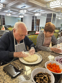 • Vivienda Independiente para Adultos Mayores
Residencia privada para adultos mayores que desean mantener su independencia mientras disfrutan de alojamiento, alimentación y actividades.
• Vivienda Asistida para Adultos Mayores
Alternativa residencial para personas que necesitan asistencia adicional en sus actividades cotidianas. El nivel de asistencia se determina mediante una evaluación previa.
• Memory Care
Atención para adultos mayores con Alzheimer y otras necesidades relacionadas con la memoria.
• Evaluación de Ingreso
Evaluación física con enfermería y revisión del historial médico para determinar las necesidades y el nivel de asistencia del residente.
• Habitaciones Equipadas
Habitaciones con cama, mesa de noche, aire acondicionado, televisor y baño. Disponibilidad de camas de posiciones para residentes que las requieran.
• Alimentación
Tres comidas diarias y meriendas incluidas para los residentes.
• Lavandería y Ropa de Cama
Servicio de lavandería y ropa de cama como parte de los servicios de la residencia.
• Actividades y Recreación
Zumba, piscina, gazebo, actividades creativas, pintura en canvas, actividades grupales y salidas recreativas fuera de las facilidades.
