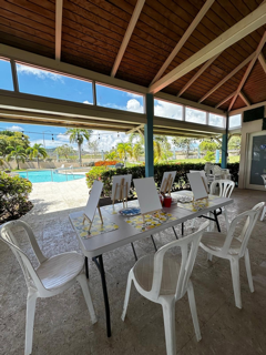 • Vivienda Independiente para Adultos Mayores
Residencia privada para adultos mayores que desean mantener su independencia mientras disfrutan de alojamiento, alimentación y actividades.
• Vivienda Asistida para Adultos Mayores
Alternativa residencial para personas que necesitan asistencia adicional en sus actividades cotidianas. El nivel de asistencia se determina mediante una evaluación previa.
• Memory Care
Atención para adultos mayores con Alzheimer y otras necesidades relacionadas con la memoria.
• Evaluación de Ingreso
Evaluación física con enfermería y revisión del historial médico para determinar las necesidades y el nivel de asistencia del residente.
• Habitaciones Equipadas
Habitaciones con cama, mesa de noche, aire acondicionado, televisor y baño. Disponibilidad de camas de posiciones para residentes que las requieran.
• Alimentación
Tres comidas diarias y meriendas incluidas para los residentes.
• Lavandería y Ropa de Cama
Servicio de lavandería y ropa de cama como parte de los servicios de la residencia.
• Actividades y Recreación
Zumba, piscina, gazebo, actividades creativas, pintura en canvas, actividades grupales y salidas recreativas fuera de las facilidades.