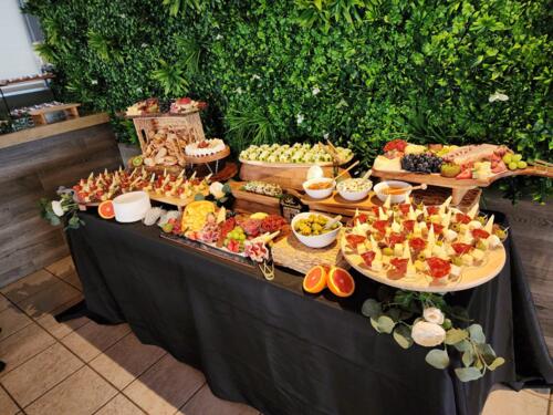 • Servicio de catering
• Mesas
• Sillas
• Manteles
• Personal de sala y camareros
• Centro de actividades
• Servicio en toda la isla