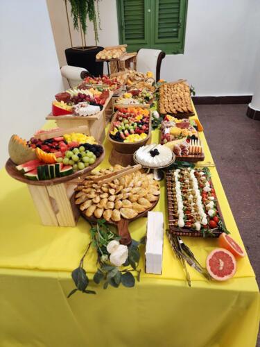 • Servicio de catering
• Mesas
• Sillas
• Manteles
• Personal de sala y camareros
• Centro de actividades
• Servicio en toda la isla