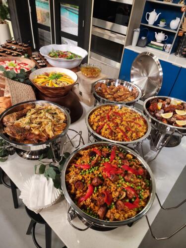 • Servicio de catering
• Mesas
• Sillas
• Manteles
• Personal de sala y camareros
• Centro de actividades
• Servicio en toda la isla