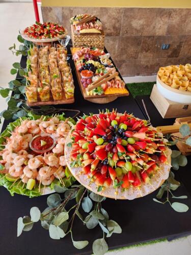 • Servicio de catering
• Mesas
• Sillas
• Manteles
• Personal de sala y camareros
• Centro de actividades
• Servicio en toda la isla