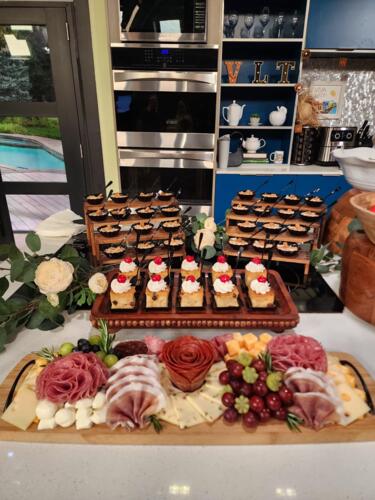 • Servicio de catering
• Mesas
• Sillas
• Manteles
• Personal de sala y camareros
• Centro de actividades
• Servicio en toda la isla