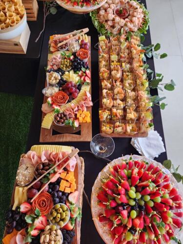 • Servicio de catering
• Mesas
• Sillas
• Manteles
• Personal de sala y camareros
• Centro de actividades
• Servicio en toda la isla