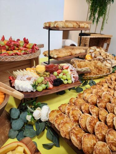 • Servicio de catering
• Mesas
• Sillas
• Manteles
• Personal de sala y camareros
• Centro de actividades
• Servicio en toda la isla