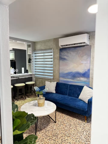 • Alquiler vacacional: Alojamiento con capacidad para hasta 6 personas.
• 3 habitaciones: Espacios para descansar y disfrutar de una estadía cómoda.
• Acceso a la playa: A solo 2 minutos caminando.
• Cocina: Espacio disponible para preparar alimentos durante la estadía.
• Wi-Fi de alta velocidad: Conexión de 470 Mbps, ideal para videollamadas y entretenimiento.
• Aire acondicionado: Para mayor comodidad durante la estadía.
• Televisión: Entretenimiento para los huéspedes.
• Estacionamiento gratuito en la calle: Opción de estacionamiento disponible.
• Registro de entrada autónomo: Acceso medi