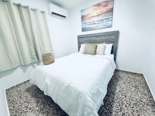 • Alquiler vacacional: Alojamiento con capacidad para hasta 6 personas.
• 3 habitaciones: Espacios para descansar y disfrutar de una estadía cómoda.
• Acceso a la playa: A solo 2 minutos caminando.
• Cocina: Espacio disponible para preparar alimentos durante la estadía.
• Wi-Fi de alta velocidad: Conexión de 470 Mbps, ideal para videollamadas y entretenimiento.
• Aire acondicionado: Para mayor comodidad durante la estadía.
• Televisión: Entretenimiento para los huéspedes.
• Estacionamiento gratuito en la calle: Opción de estacionamiento disponible.
• Registro de entrada autónomo: Acceso medi