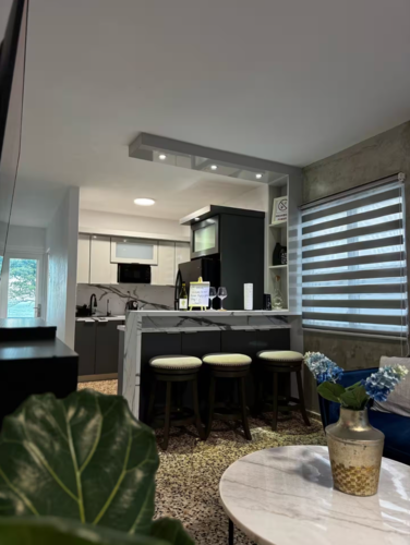 • Alquiler vacacional: Alojamiento con capacidad para hasta 6 personas.
• 3 habitaciones: Espacios para descansar y disfrutar de una estadía cómoda.
• Acceso a la playa: A solo 2 minutos caminando.
• Cocina: Espacio disponible para preparar alimentos durante la estadía.
• Wi-Fi de alta velocidad: Conexión de 470 Mbps, ideal para videollamadas y entretenimiento.
• Aire acondicionado: Para mayor comodidad durante la estadía.
• Televisión: Entretenimiento para los huéspedes.
• Estacionamiento gratuito en la calle: Opción de estacionamiento disponible.
• Registro de entrada autónomo: Acceso medi