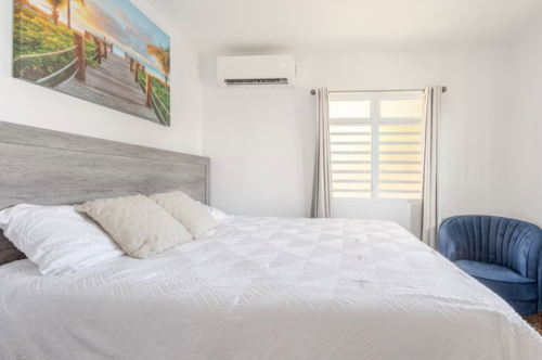 • Alquiler vacacional: Alojamiento con capacidad para hasta 6 personas.
• 3 habitaciones: Espacios para descansar y disfrutar de una estadía cómoda.
• Acceso a la playa: A solo 2 minutos caminando.
• Cocina: Espacio disponible para preparar alimentos durante la estadía.
• Wi-Fi de alta velocidad: Conexión de 470 Mbps, ideal para videollamadas y entretenimiento.
• Aire acondicionado: Para mayor comodidad durante la estadía.
• Televisión: Entretenimiento para los huéspedes.
• Estacionamiento gratuito en la calle: Opción de estacionamiento disponible.
• Registro de entrada autónomo: Acceso medi
