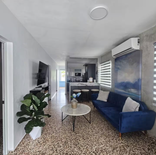 • Alquiler vacacional: Alojamiento con capacidad para hasta 6 personas.
• 3 habitaciones: Espacios para descansar y disfrutar de una estadía cómoda.
• Acceso a la playa: A solo 2 minutos caminando.
• Cocina: Espacio disponible para preparar alimentos durante la estadía.
• Wi-Fi de alta velocidad: Conexión de 470 Mbps, ideal para videollamadas y entretenimiento.
• Aire acondicionado: Para mayor comodidad durante la estadía.
• Televisión: Entretenimiento para los huéspedes.
• Estacionamiento gratuito en la calle: Opción de estacionamiento disponible.
• Registro de entrada autónomo: Acceso medi