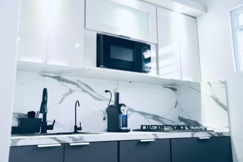 • Alquiler vacacional: Alojamiento con capacidad para hasta 6 personas.
• 3 habitaciones: Espacios para descansar y disfrutar de una estadía cómoda.
• Acceso a la playa: A solo 2 minutos caminando.
• Cocina: Espacio disponible para preparar alimentos durante la estadía.
• Wi-Fi de alta velocidad: Conexión de 470 Mbps, ideal para videollamadas y entretenimiento.
• Aire acondicionado: Para mayor comodidad durante la estadía.
• Televisión: Entretenimiento para los huéspedes.
• Estacionamiento gratuito en la calle: Opción de estacionamiento disponible.
• Registro de entrada autónomo: Acceso medi