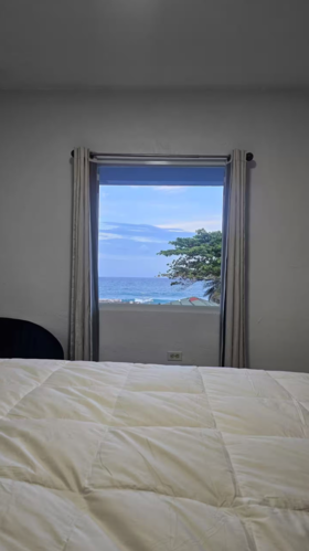 • Alquiler vacacional: Alojamiento con capacidad para hasta 6 personas.
• 3 habitaciones: Espacios para descansar y disfrutar de una estadía cómoda.
• Acceso a la playa: A solo 2 minutos caminando.
• Cocina: Espacio disponible para preparar alimentos durante la estadía.
• Wi-Fi de alta velocidad: Conexión de 470 Mbps, ideal para videollamadas y entretenimiento.
• Aire acondicionado: Para mayor comodidad durante la estadía.
• Televisión: Entretenimiento para los huéspedes.
• Estacionamiento gratuito en la calle: Opción de estacionamiento disponible.
• Registro de entrada autónomo: Acceso medi