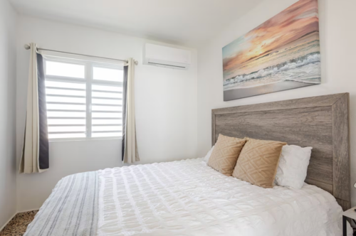 • Alquiler vacacional: Alojamiento con capacidad para hasta 6 personas.
• 3 habitaciones: Espacios para descansar y disfrutar de una estadía cómoda.
• Acceso a la playa: A solo 2 minutos caminando.
• Cocina: Espacio disponible para preparar alimentos durante la estadía.
• Wi-Fi de alta velocidad: Conexión de 470 Mbps, ideal para videollamadas y entretenimiento.
• Aire acondicionado: Para mayor comodidad durante la estadía.
• Televisión: Entretenimiento para los huéspedes.
• Estacionamiento gratuito en la calle: Opción de estacionamiento disponible.
• Registro de entrada autónomo: Acceso medi