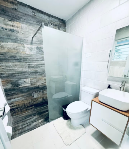 • Alquiler vacacional: Alojamiento con capacidad para hasta 6 personas.
• 3 habitaciones: Espacios para descansar y disfrutar de una estadía cómoda.
• Acceso a la playa: A solo 2 minutos caminando.
• Cocina: Espacio disponible para preparar alimentos durante la estadía.
• Wi-Fi de alta velocidad: Conexión de 470 Mbps, ideal para videollamadas y entretenimiento.
• Aire acondicionado: Para mayor comodidad durante la estadía.
• Televisión: Entretenimiento para los huéspedes.
• Estacionamiento gratuito en la calle: Opción de estacionamiento disponible.
• Registro de entrada autónomo: Acceso medi