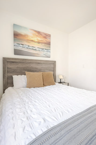 • Alquiler vacacional: Alojamiento con capacidad para hasta 6 personas.
• 3 habitaciones: Espacios para descansar y disfrutar de una estadía cómoda.
• Acceso a la playa: A solo 2 minutos caminando.
• Cocina: Espacio disponible para preparar alimentos durante la estadía.
• Wi-Fi de alta velocidad: Conexión de 470 Mbps, ideal para videollamadas y entretenimiento.
• Aire acondicionado: Para mayor comodidad durante la estadía.
• Televisión: Entretenimiento para los huéspedes.
• Estacionamiento gratuito en la calle: Opción de estacionamiento disponible.
• Registro de entrada autónomo: Acceso medi