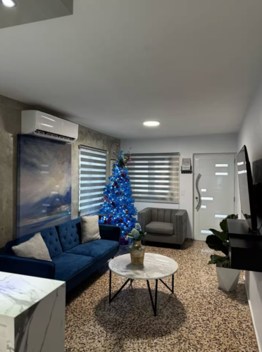 • Alquiler vacacional: Alojamiento con capacidad para hasta 6 personas.
• 3 habitaciones: Espacios para descansar y disfrutar de una estadía cómoda.
• Acceso a la playa: A solo 2 minutos caminando.
• Cocina: Espacio disponible para preparar alimentos durante la estadía.
• Wi-Fi de alta velocidad: Conexión de 470 Mbps, ideal para videollamadas y entretenimiento.
• Aire acondicionado: Para mayor comodidad durante la estadía.
• Televisión: Entretenimiento para los huéspedes.
• Estacionamiento gratuito en la calle: Opción de estacionamiento disponible.
• Registro de entrada autónomo: Acceso medi