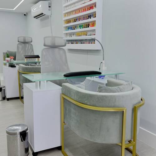                                                                                             Cabello 
• Cortes y estilos personalizados
• Tintes y color
• Botox capilar
• Cirugía plástica capilar
• Keratina
• Tratamientos intensivos para todo tipo de cabello

Uñas
• Manicura clásica y spa
• Gel, gel tips, acrílico y más
• Pedicura estética y spa

Pestañas & Cejas
• Extensiones de pestañas
• Tinte y depilación de cejas
• Diseño de cejas

Estética Facial & Corporal
• Limpiezas profundas
• Tratamientos hidratantes y rejuvenecedores
• Masajes relajantes
• Tratamientos reductores y reafirmantes

Maquillaje
• Maquillaje profesional
• Preparación de piel
                                                                                    