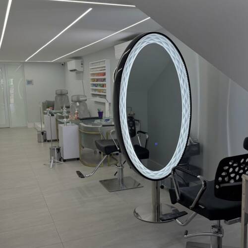                                                                                             Cabello 
• Cortes y estilos personalizados
• Tintes y color
• Botox capilar
• Cirugía plástica capilar
• Keratina
• Tratamientos intensivos para todo tipo de cabello

Uñas
• Manicura clásica y spa
• Gel, gel tips, acrílico y más
• Pedicura estética y spa

Pestañas & Cejas
• Extensiones de pestañas
• Tinte y depilación de cejas
• Diseño de cejas

Estética Facial & Corporal
• Limpiezas profundas
• Tratamientos hidratantes y rejuvenecedores
• Masajes relajantes
• Tratamientos reductores y reafirmantes

Maquillaje
• Maquillaje profesional
• Preparación de piel
                                                                                    