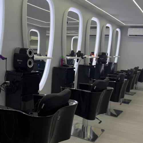                                                                                             Cabello 
• Cortes y estilos personalizados
• Tintes y color
• Botox capilar
• Cirugía plástica capilar
• Keratina
• Tratamientos intensivos para todo tipo de cabello

Uñas
• Manicura clásica y spa
• Gel, gel tips, acrílico y más
• Pedicura estética y spa

Pestañas & Cejas
• Extensiones de pestañas
• Tinte y depilación de cejas
• Diseño de cejas

Estética Facial & Corporal
• Limpiezas profundas
• Tratamientos hidratantes y rejuvenecedores
• Masajes relajantes
• Tratamientos reductores y reafirmantes

Maquillaje
• Maquillaje profesional
• Preparación de piel
                                                                                    