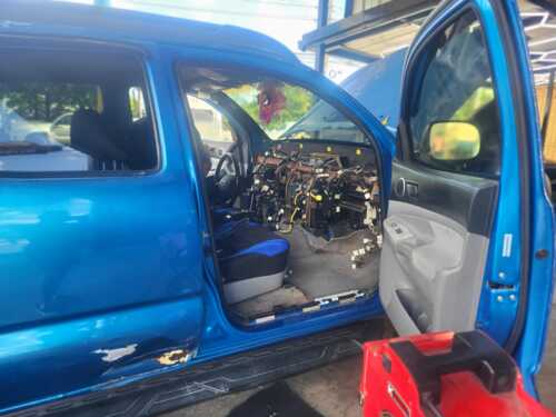 Reparación y mantenimiento de aires acondicionados para vehículos y camiones:
• condensadores
• evaporadores